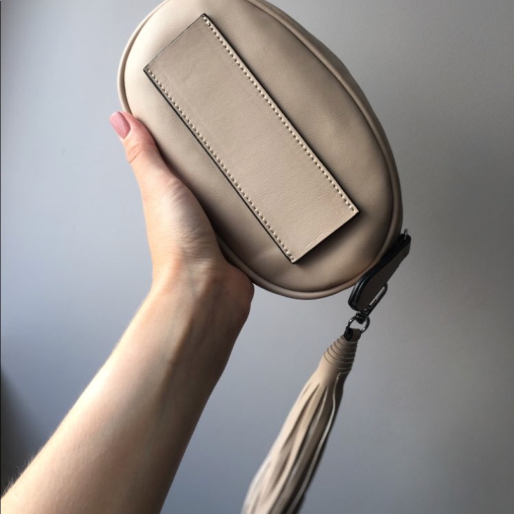 🌟NEW🌟 Vegan Leather Quilted Waist Pack - Picture 5 of 8